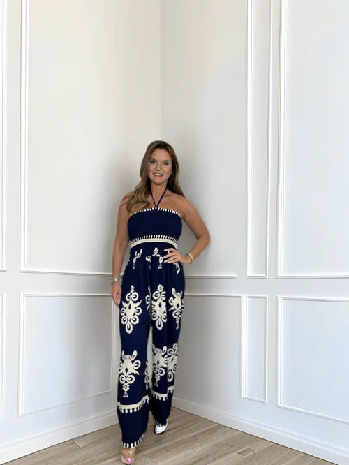 Vintage inspirerad damjumpsuit med halterneck och vida ben. Elegant & bekväm för både vardag & fest.