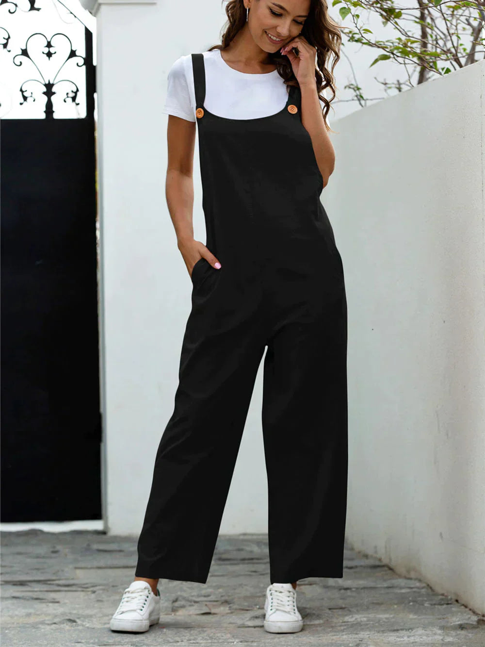 Stilren damjumpsuit/byxdress med ledig passform för en bekväm och elegant känsla. Perfekt för sommarmode.
