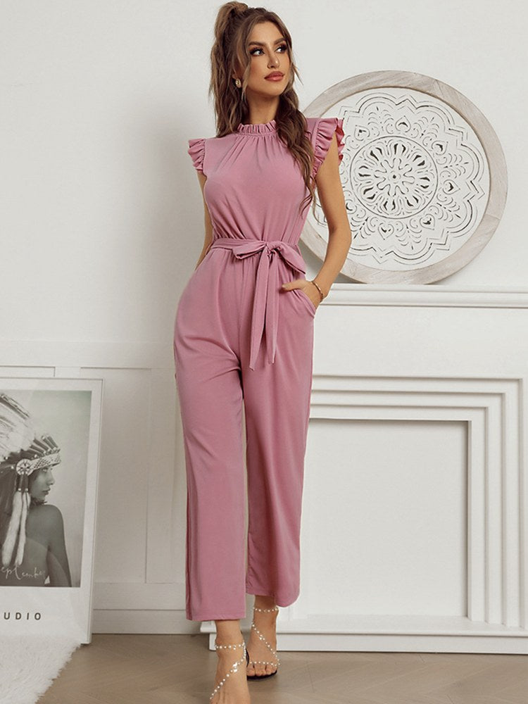 Svart elegant damjumpsuit med bälte och lockärmar. Smickrande byxdress för kväll och fest.