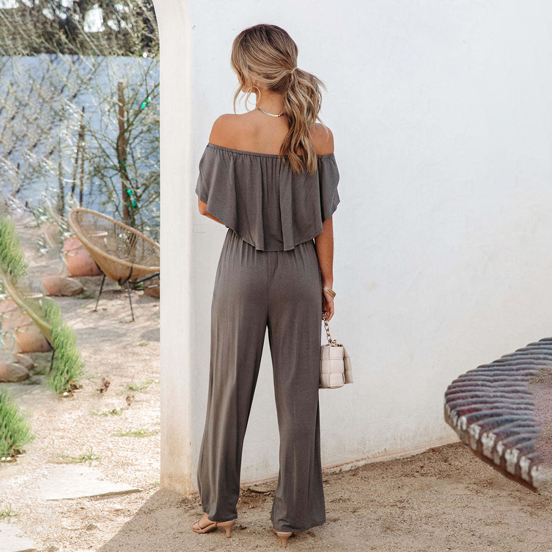 Bekväm och luftig off shoulder byxdress för dam, idealisk för en avslappnad sommarlook och fritidsaktiviteter.