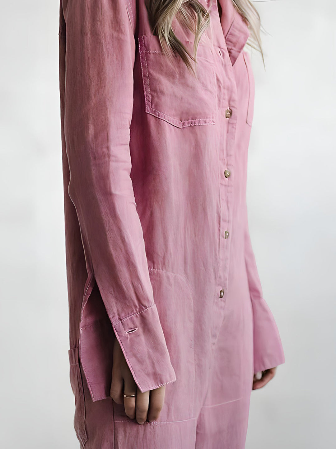 Smickrande kvinnorsbyxdress med polokrage och kokerbyxor. Idealisk för vårmode och sommarens eleganta outfits.