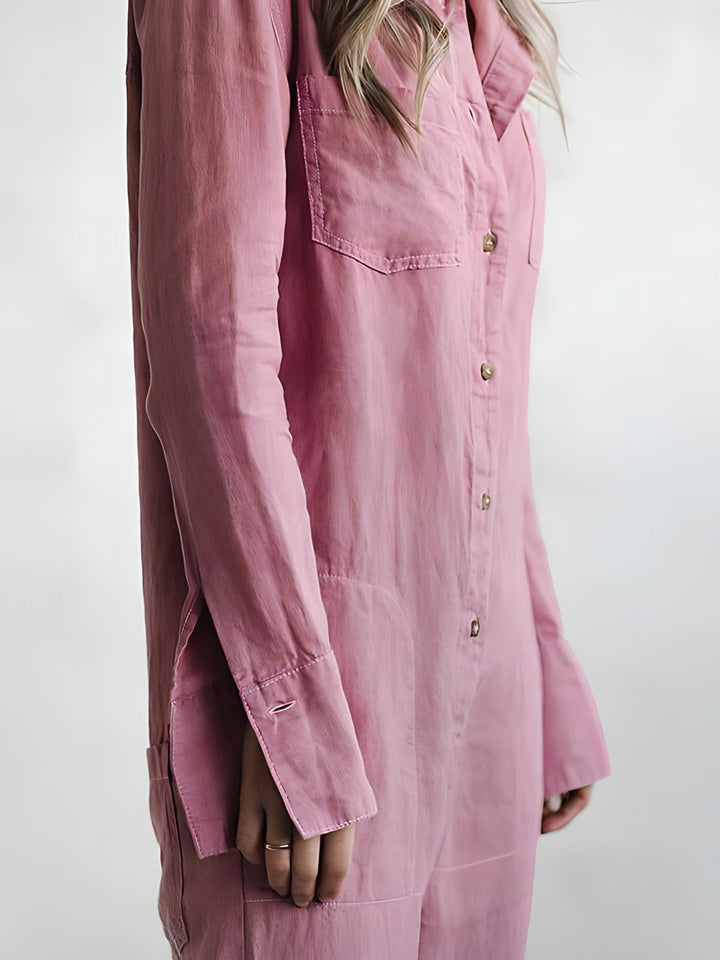 Smickrande kvinnorsbyxdress med polokrage och kokerbyxor. Idealisk för vårmode och sommarens eleganta outfits.