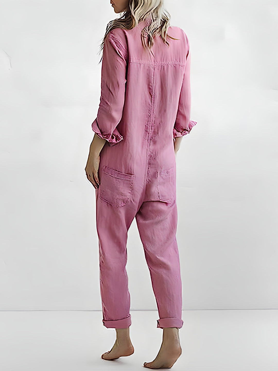 Stilren helkroppsdräkt med modern polokrage och elegant kokerbyxa. En tidlös damjumpsuit för alla tillfällen.