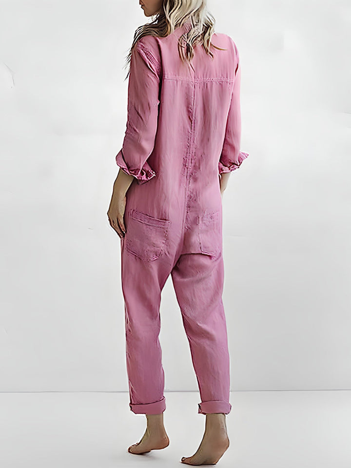 Stilren helkroppsdräkt med modern polokrage och elegant kokerbyxa. En tidlös damjumpsuit för alla tillfällen.
