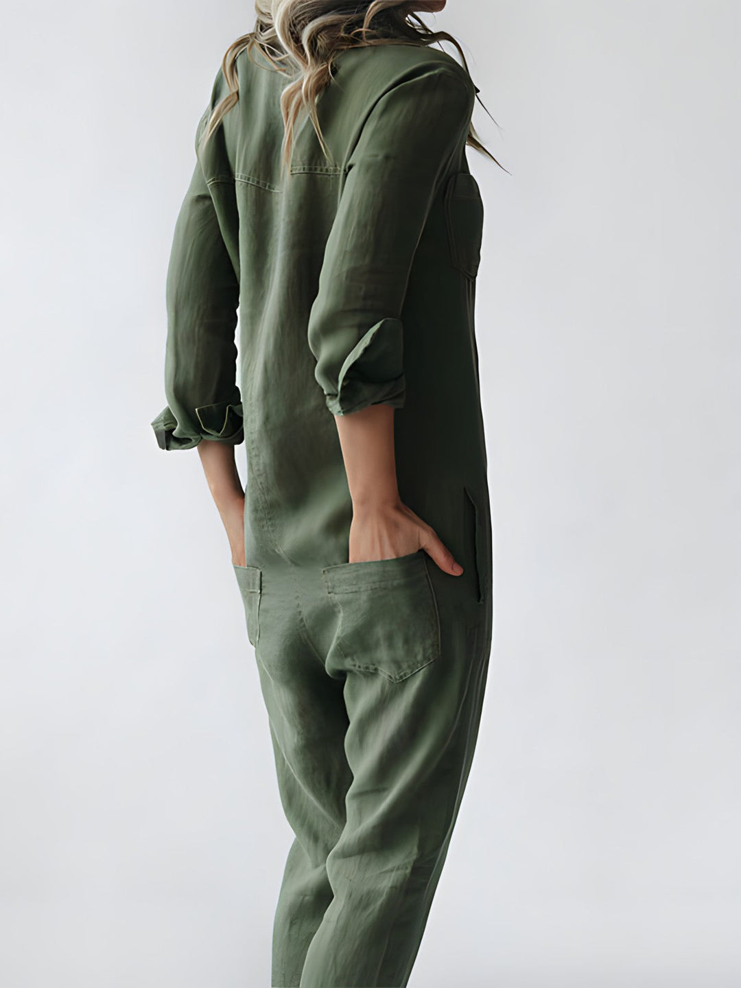 Damjumpsuit med elegant polokrage och trendiga kokerbyxor, perfekt som festkläder för kvinnor.