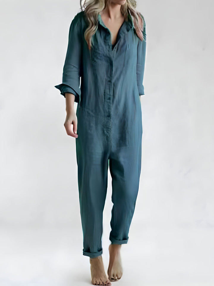 Smickrande damjumpsuit med polokrage och elegant fall. Perfekt för en stilren vardagslook eller finare event.