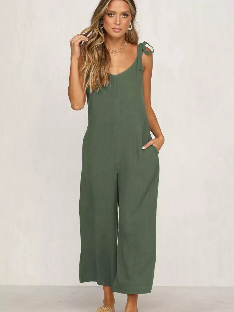 Elegant damjumpsuit med ärmlös design, breda ben och luftig passform. Perfekt för sommar och fest.