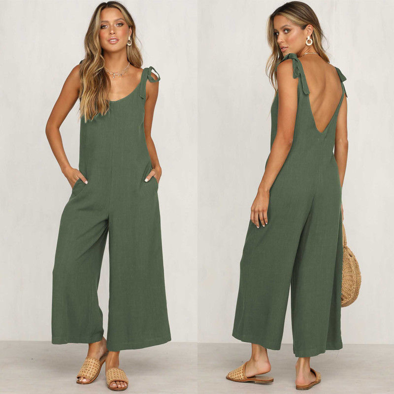 Bekväm ärmlös damjumpsuit med breda ben. Luftig byxdress för en avslappnad vardagslook eller elegant fest.