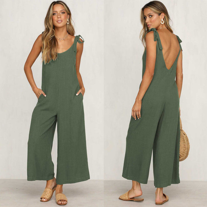 Bekväm ärmlös damjumpsuit med breda ben. Luftig byxdress för en avslappnad vardagslook eller elegant fest.