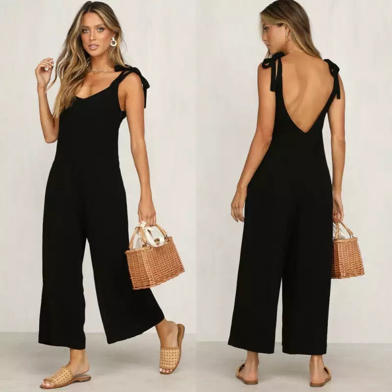 Festfin ärmlös damjumpsuit med breda ben och luftig design. Idealisk som kvällsplagg eller snygg vardagslook.
