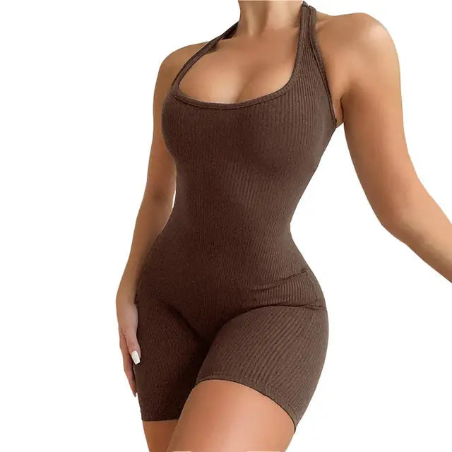 Elegant damjumpsuit med U-hals för mångsidig stil, perfekt för både vardag och fest.