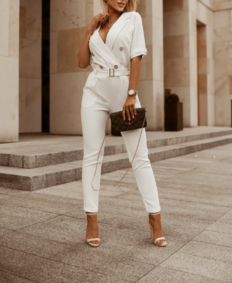 Damjumpsuit med smickrande V-hals och halvärmar, en chic byxdress för olika tillfällen.