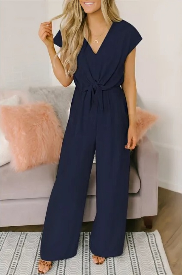 Stilren damjumpsuit med flytande breda ben och smickrande V-ringning, en bekväm byxdress.
