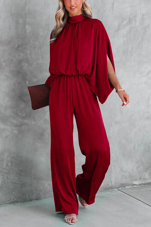 Modern damjumpsuit med unika slitsärmar, stativkrage och trendiga vida ben. Elegant mode för kvinnor.