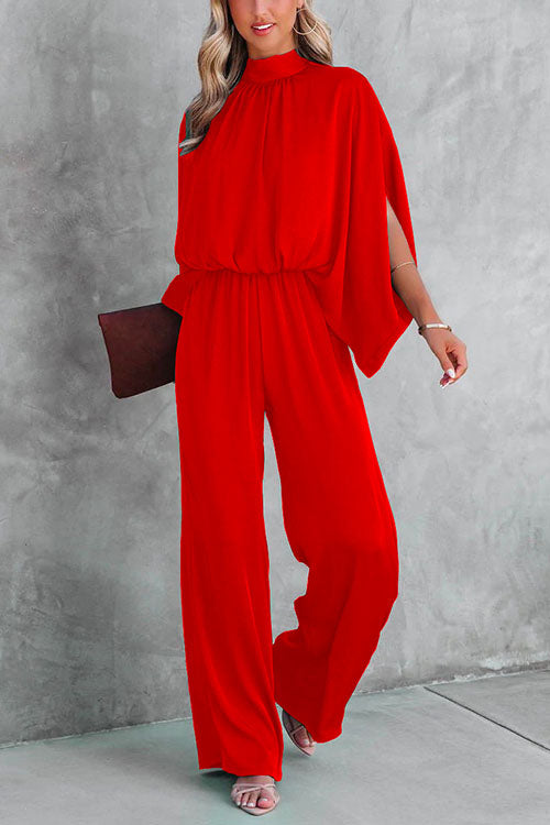 Chic damjumpsuit med eleganta vida ben, stativkrage och slitsärmar. En bekväm och modern festbyxdress.