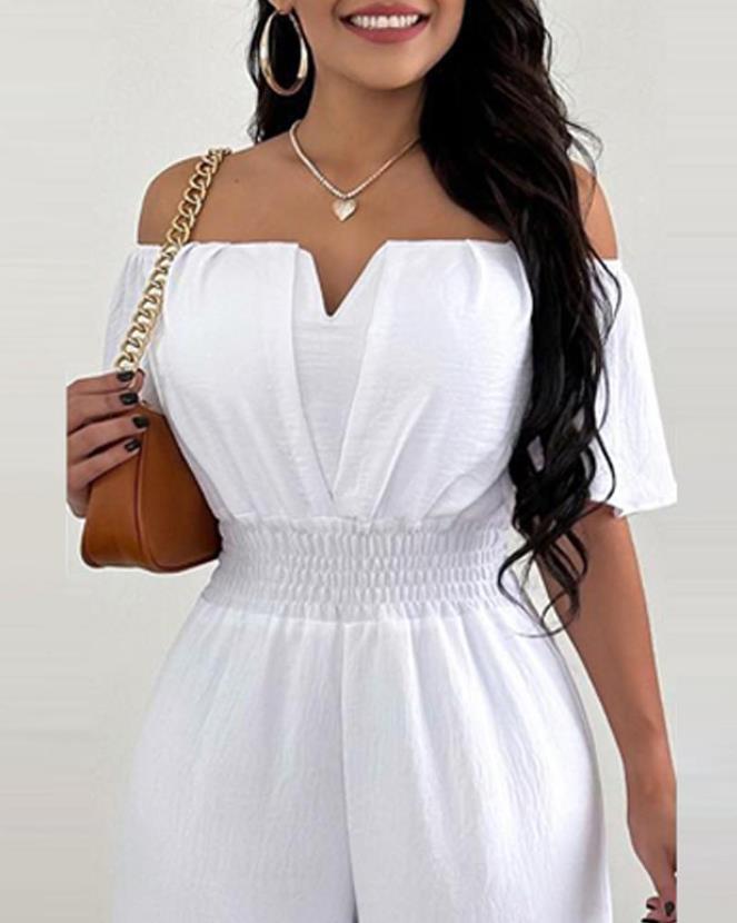 Närbild på veckad off-shoulder damjumpsuit. Elegant byxdress med bekväm passform.