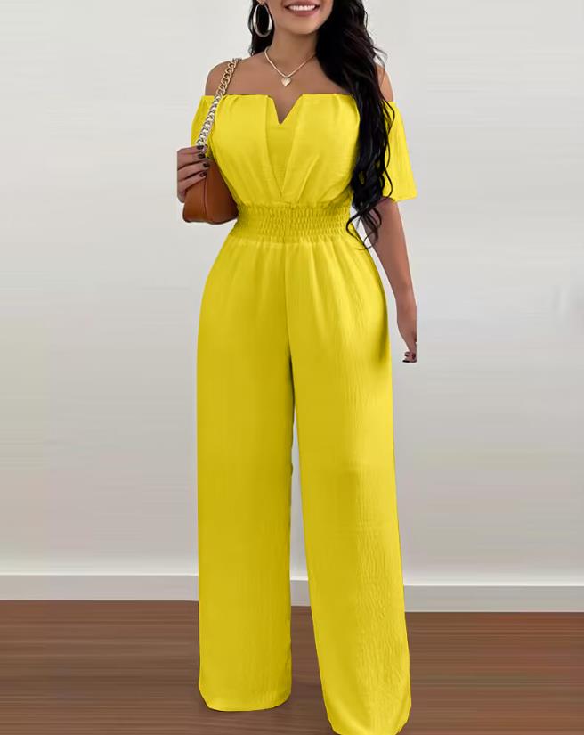 Detaljbild av elegant damjumpsuit med veckade tygdetaljer. Off-shoulder design, bekväm byxdress.
