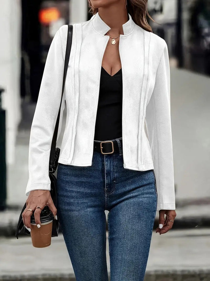 Stilren damkappa med öppen front och ståkrage. Mångsidig höstjacka för en modern och bekväm look.