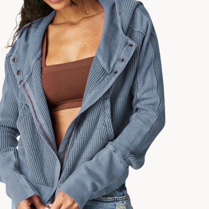 Elegant damkappa, perfekt höst- och vintermode. Tidlös stil & bekvämt ytterplagg för kvinna.