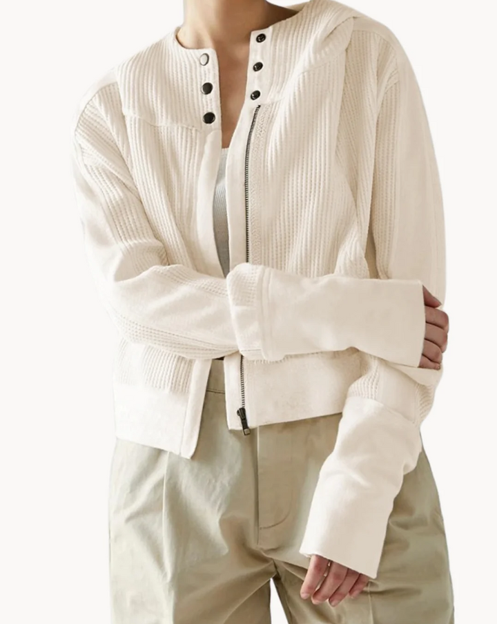 Kvinnors vinterkappa i tidlös, elegant design. Bekvämt ytterplagg för stilren look. Perfekt höstmode.