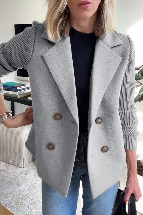 Professionell kvinnors kavaj med slimmad design. Ger en elegant och bekväm känsla på kontoret.