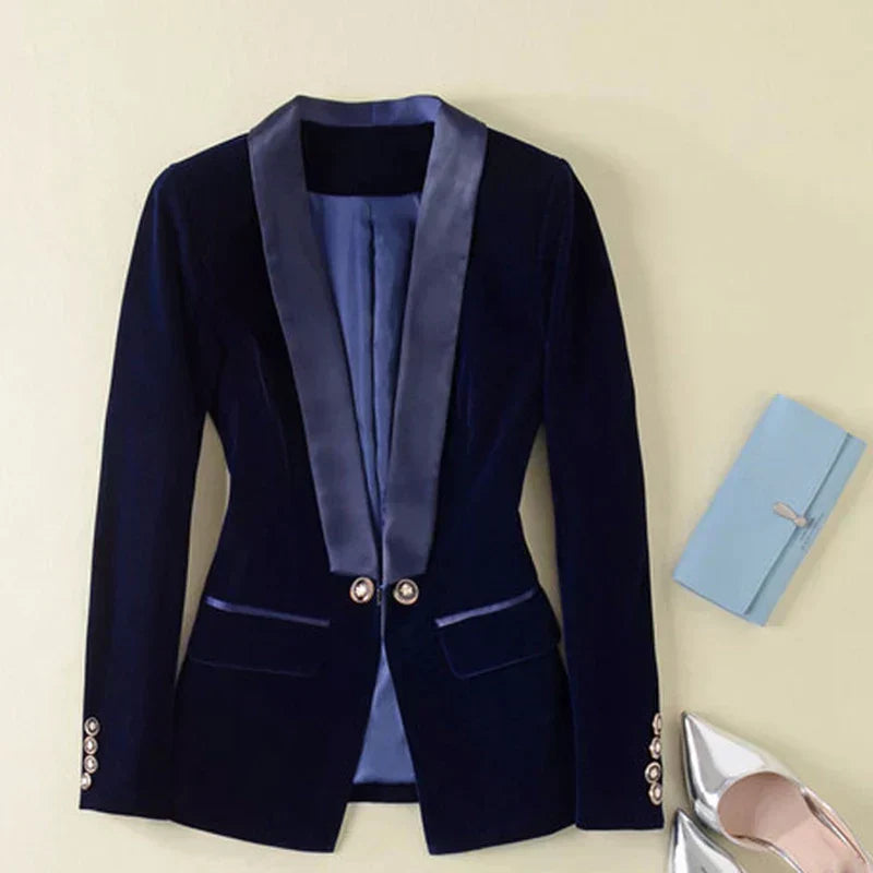 Kvinna i elegant slimfit-kavaj, professionella kontorskläder för en stilren look.