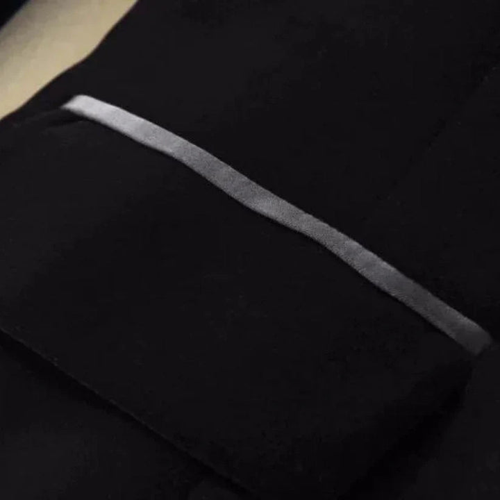 Helkroppsbild av kvinna i elegant damkavaj, perfekt för en stilren och komplett outfit.
