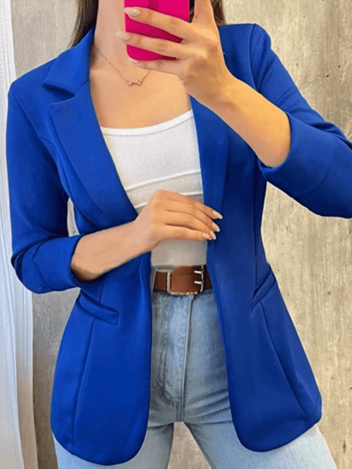Snygg damkavaj med fickor, perfekt som arbetskläder. En elegant och modern business blazer.