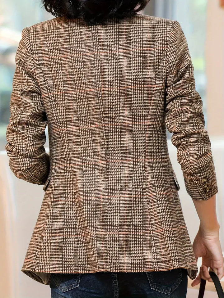 Rutig damkavaj i elegant design med en enkel knapp. Tidlös business blazer för en stilren kvinna.