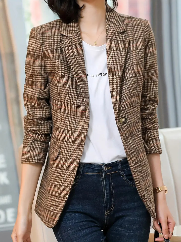 Klassisk rutig damkavaj med en knapp. Mångsidig blazer för vår och höst, passar till kontoret & fest.