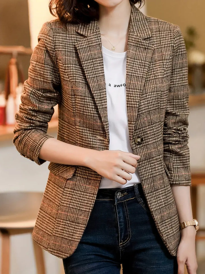 Formell damkavaj med rutigt mönster och en knapp. Skräddarsydd blazer som ger en elegant och professionell look.