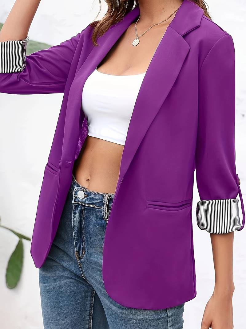 Modell bär elegant damkavaj med öppen front. Avslappnad passform för vardag och arbetskläder. Stilren look.