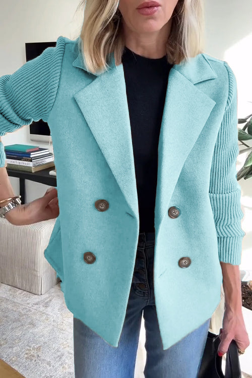 Elegant Dam Blazer med stickade ärmar i stilfull miljö, framhäver exklusiv design.