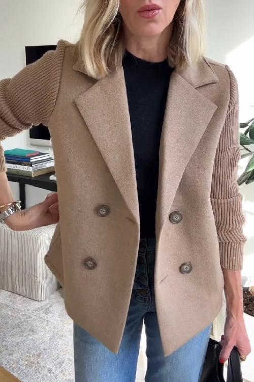Närbild: Dam Blazer med unika stickade ärmar, lyfter din vardagsoutfit med stil.