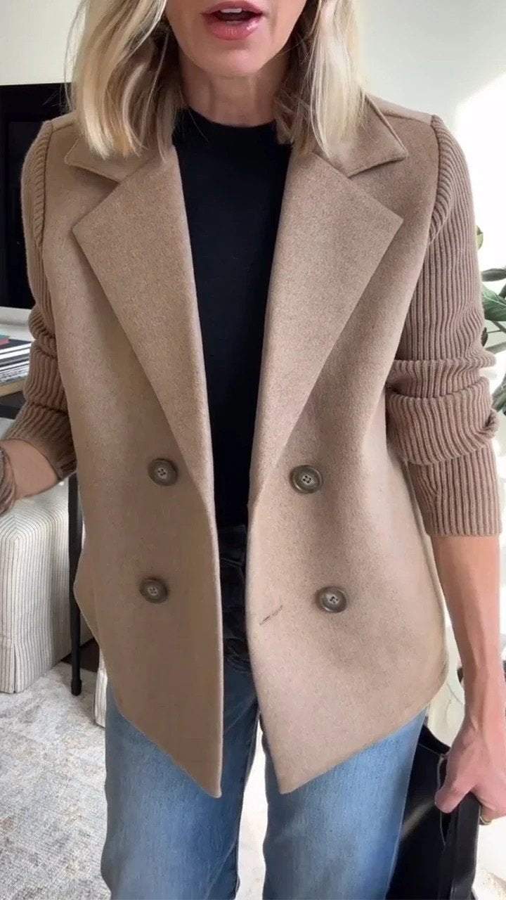 Stilren Dam Blazer med kontrasterande stickade ärmar, modern tolkning av dammode.