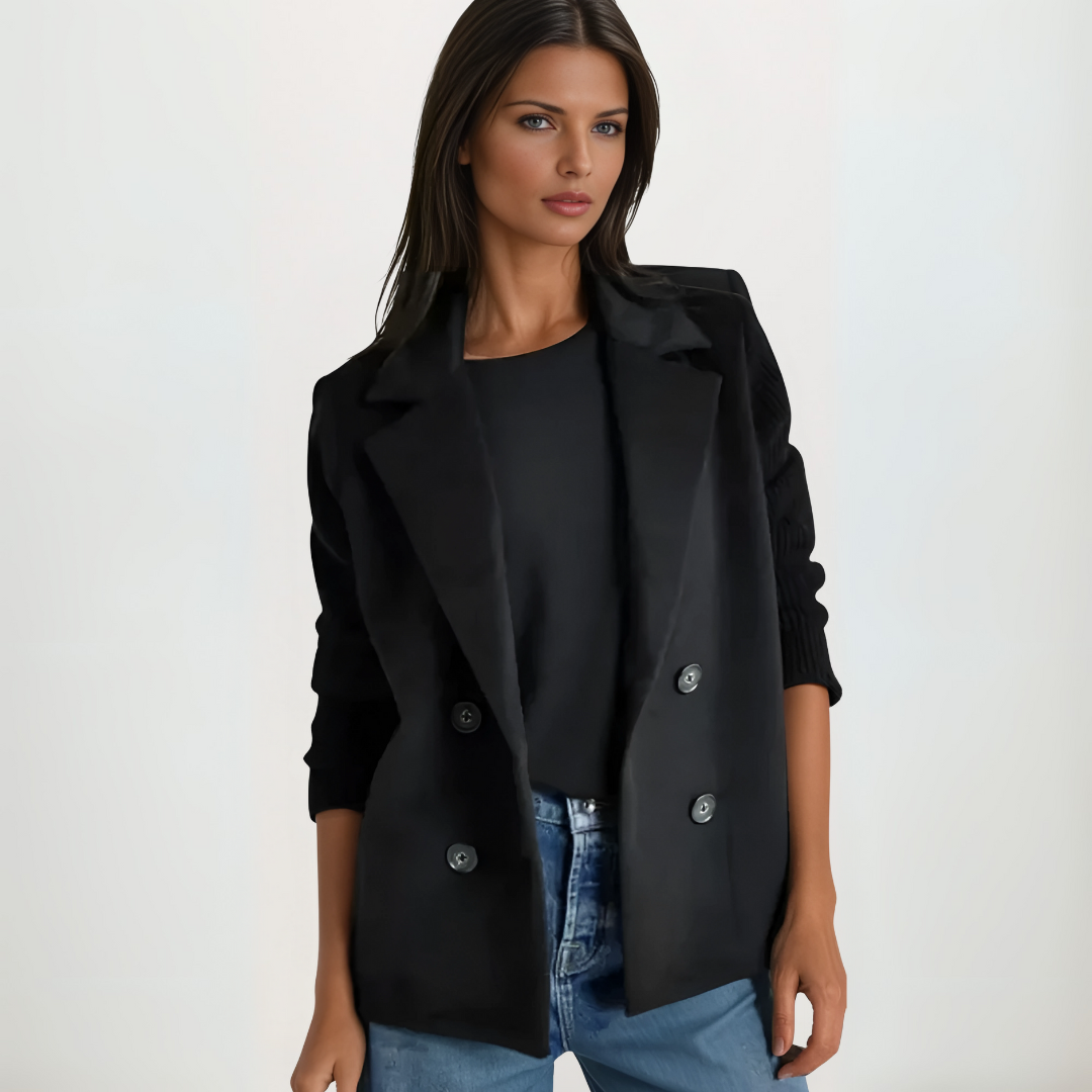 Elegant höst- och vinterkappa för kvinnor. En modern blazer som passar för både jobb och fest.