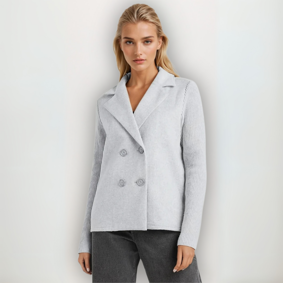 Sofistikerad damkappa i blazer-stil. En mångsidig jacka som ger en polerad look för varje tillfälle.
