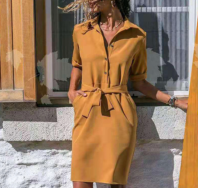 Smickrande vårklänning i elegant design. Perfekt som sommarklänning för en sofistikerad look.