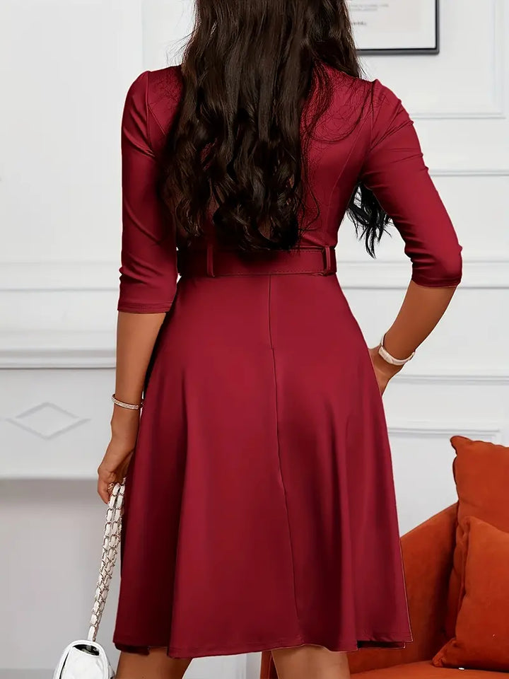 Knälång damklänning med klassisk cirkulär hals. Perfekt som festklänning eller elegant vardagsplagg i polyester.