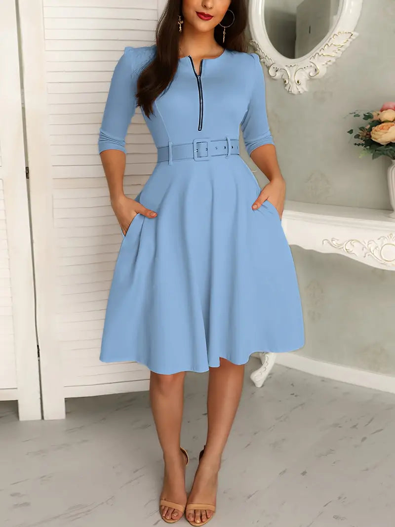 Kvinna i elegant knälång damklänning av polyester. Cirkulär hals, perfekt för festliga tillfällen och vardagsbruk.