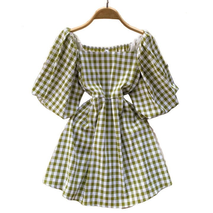 Elegant damklänning med fyrkantig krage och puffärmar i a-linje design för kvinna.