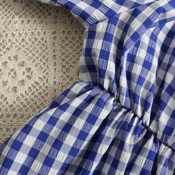 Damklänning med elegant fyrkantig krage, bekväma puffärmar, perfekt för sommarfesten.