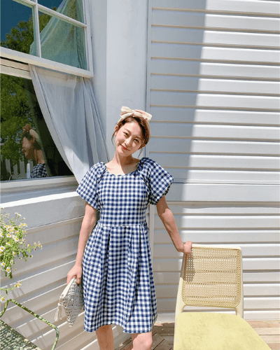 Bekväm och chic sommarklänning, a-linje med fyrkantig krage och eleganta puffärmar.