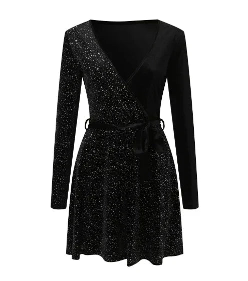 Modell bär en elegant damklänning med paljettkant, passande för gala och festliga evenemang.