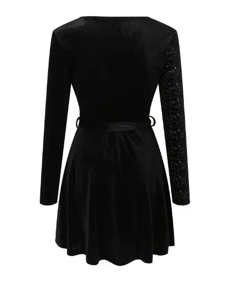 Tidlös festklänning i polyester med elegant paljettkant. En mångsidig klänning för dammode och formella fester.