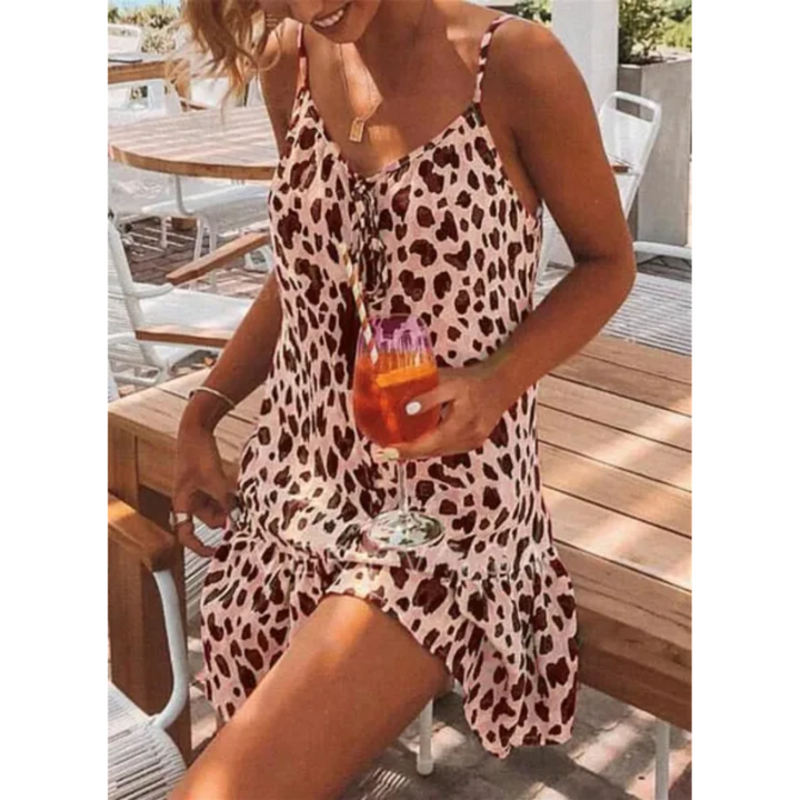 Mönstrad leopardklänning för dam med kalla axlar. En bekväm och trendig sommarklänning för semester.