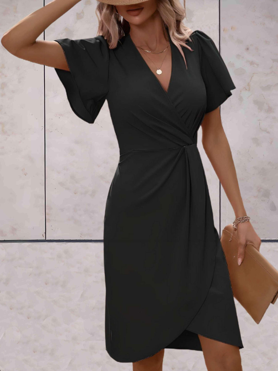 Elegant festklänning med utsvängda ärmar och figurnära passform för en sofistikerad look.
