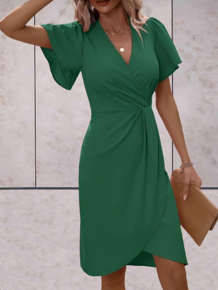 Höstmode: Elegant damklänning med utsvängda ärmar, figurnära design och hög midja.