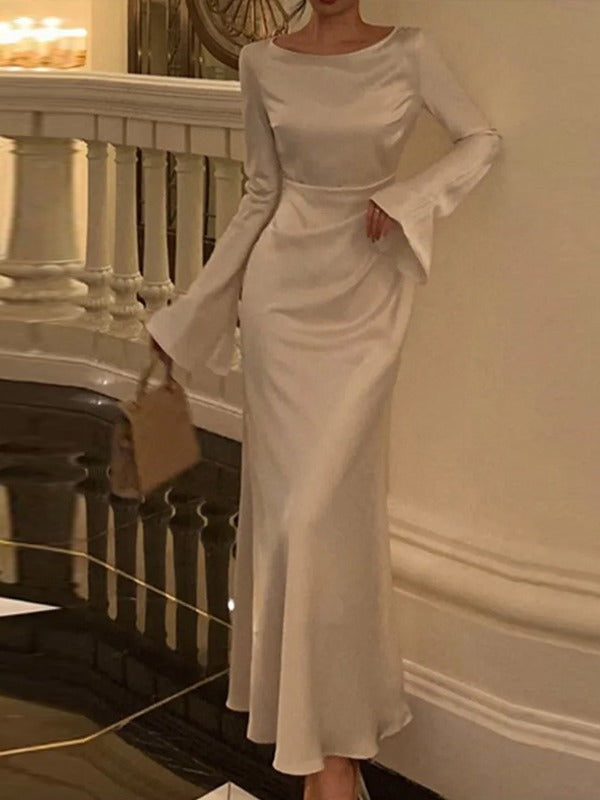 Graciös kvinnors klänning i tidlös design. En elegant festklänning som även passar för stilrent vardagsmode.
