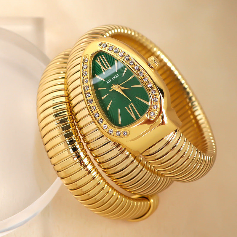 Unik damklocka med romerska siffror och ett iögonfallande, flerfärgat klockarmband.